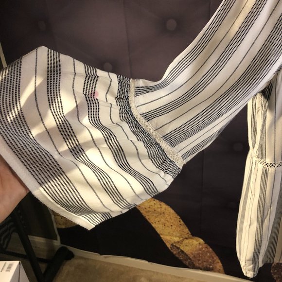 White and Black Ruffled Hem Blouse - Picture 3 of 4